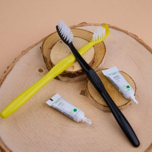 Зубной набор для гостиниц в индивидуальной прозрачной упаковке черного, желтого цвета